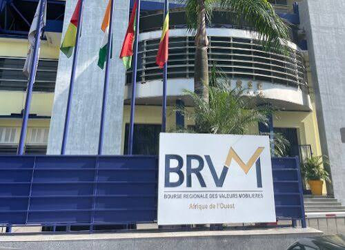 BRVM : le marché des actions termine la semaine en hausse, soutenu par la distribution et l’industrie