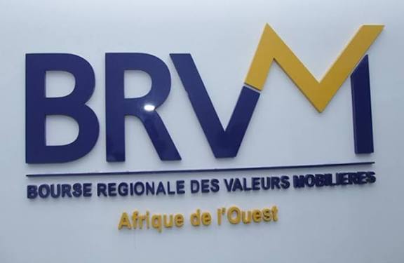 Marché financier régional : la BRVM clôture en baisse malgré la résistance de l’obligataire